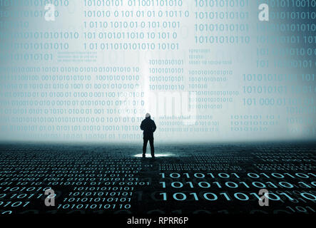 Ein digitaler Code Konzept eines einsamen hooded Abbildung an Zahlen auf einem nebligen Nacht. Stockfoto