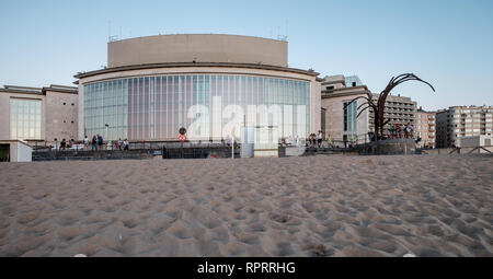 Fassade des Casino Gebäude, entworfen vom Architekten Léon Stynen, direkt neben dem Strand von Oostende Stockfoto