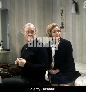 MILLIONEN / MAß / TV-Film D 1970/Erich Neureuther Curd Jürgens (Carlos, Marquis de Cabral) und RUTH MARIA KUBITSCHEK (Fay) #/Überschrift: MILLIONEN NACH MAß/D 1970 Stockfoto