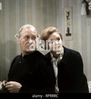 MILLIONEN / MAß / TV-Film D 1970/Erich Neureuther Curd Jürgens (Carlos, Marquis de Cabral) und RUTH MARIA KUBITSCHEK (Fay) #/Überschrift: MILLIONEN NACH MAß/D 1970 Stockfoto