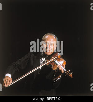 HELMUT ZACHARIAS/Helmut Zacharias - der ZAUBERGEIGER MIT DEM SWINGENDEN SOUND IST MIT 82 JAHREN GESTORBEN. Er galt als bester deutscher Jazz-Geiger Deutschlands und wurde auch international gefeiert. Mit-Liedern und Evergreens begeisterte er sein Publikum. "Wenn der weiße Flieder wieder blüht" - seine Erfolgsmelodie wird unvergessen bleiben. Aufnahme: 80er Jahre/Überschrift: HELMUT ZACHARIAS Stockfoto