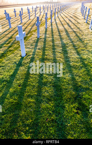 Am frühen Morgen in Cambridge American Cemetery in der Nähe von Madingley, Cambridgeshire, Großbritannien. Letzte Ruhestätte für Tausende von US-Soldaten. Lange Schatten Stockfoto