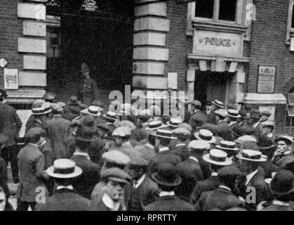 Eine Warteschlange vor dem Central London Recruiting Depot bei New Scotland Yard im August 1914. Die Antwort auf Lord Kitchener Appell. Anfang 1914 hatte die britische Armee eine gemeldete Stärke von 710.000 Mann einschließlich Reserven, von denen rund 80.000 reguläre Truppen waren. Bis zum Ende des Ersten Weltkriegs hatten sich 4 fast 1 der gesamten männlichen Bevölkerung des Vereinigten Königreichs zusammengeschlossen, mehr als fünf Millionen Männer. Stockfoto