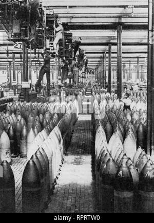 Frauen bei der Arbeit während des Ersten Weltkriegs, Juli 1917. Munitionsproduktion, Chilwell, Nottinghamshire, England, Juli 1917. „Crane Girls“ bei der Arbeit in der National Filling Factory, Chilwell. Munitionettes waren britische Frauen, die während des Ersten Weltkriegs in Munitionfabriken beschäftigt waren. Stockfoto