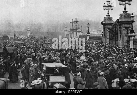 Die Außenseite der Buckingham Palace am Armistice Day gekräht, 11. November 1918. Die erste offizielle Armistice Day Veranstaltungen auf dem Gelände des Buckingham Palace am Morgen des 11. November 1919 abgehalten wurden. Stockfoto