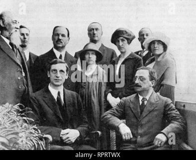 Die Irische Friedensdelegation, Grosvenor Hotel, London, 1921. Nach 18 Monaten Guerillakrieg versuchten sowohl die britische Regierung als auch die Führer der IRA, den Konflikt zu beenden. IM Juli 1921 WURDE EIN Waffenstillstand vereinbart, gefolgt von Verhandlungen über einen englisch-irischen Vertrag. Sitting-Eamon de Valera und Arthur Griffith. Stehend, links nach rechts-Graf George Noble Plunkett, Erskine Childers, Laurence O'Neill, Dr. Farnham und Robert Barton. Stockfoto