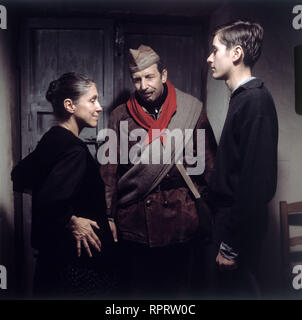 DIE GEWEHRE DER FRAU CARRAR/BRD 1975 / Egon Monk Hanne Hiob (Theresa Carrar), GOTTFRIED KRAMER (Pedro Jaqueras), KERIM DOOSRY (Jose) in 'Die Gewehre der Frau Carrar", nach einem Bühnenstück von Berthold Brecht. 9277/#/Überschrift: DIE GEWEHRE DER FRAU CARRAR/BRD 1975 Stockfoto