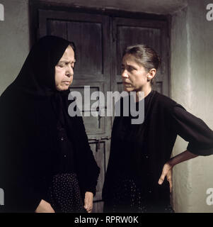 DIE GEWEHRE DER FRAU CARRAR/BRD 1975 / Egon Monk THERESE GIESE (Frau Perez) und Hanne Hiob (Theresa Carrar) in 'Die Gewehre der Frau Carrar", nach einem Bühnenstück von Berthold Brecht. 9277/#/Überschrift: DIE GEWEHRE DER FRAU CARRAR/BRD 1975 Stockfoto