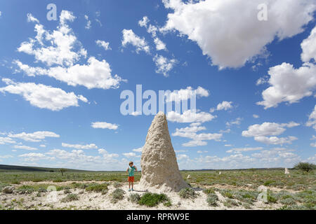 Termit Damm im Vergleich mit einem Kind in Namibia, Afrika Stockfoto