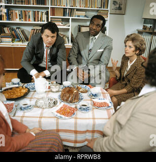 FAST WIA IM RICHTIGEN LEBEN/BRD 1980 / Hanns Christian Müller, Gerhard Polt, MOISES PARKER (Herr Tschabobo), GISELA SCHNEEBERGER in der Episode: 'Schwierigkeiten beim Umgang mit Menschen geschichte Hautfarbe'. 29618/Überschrift: FAST WIA IM RICHTIGEN LEBEN/BRD 1980 Stockfoto