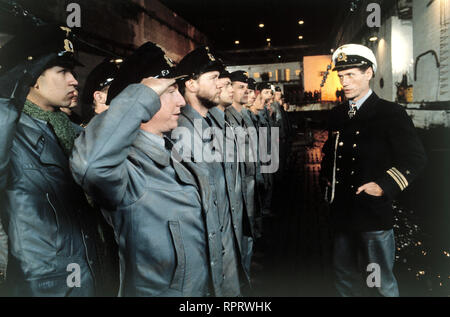 DAS BOOT/BRD 1981 / Wolfgang Petersen U-Boot Besatzung salutiert vor dem Kommandanten: MARTIN, MARTIN SEMMELROGGE, BERND TAUBER, Uwe Ochsenknecht, Jürgen Prochnow (U-Boot Kommandant, genannt: Der Alte): 'Das Boot', 1981 sterben. 31240/#/Überschrift: DAS BOOT/BRD 1981 Stockfoto