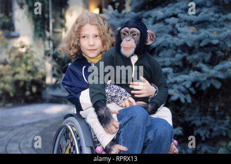 UNSER CHARLY/Kleiner Affe - große Liebe D 1995 / Sandra (FRIEDERIKE MÖLLER) muß nach einem Sturz im Rollstuhl Artikel. Charly wird sie aufmuntern. /Überschrift: UNSER CHARLY/D 1995