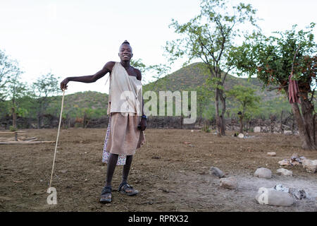 Himba junge Herder mit einem Strick, Namibia, Afrika Stockfoto