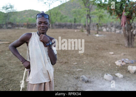 Himba junge Herder mit einem Strick, Namibia, Afrika Stockfoto