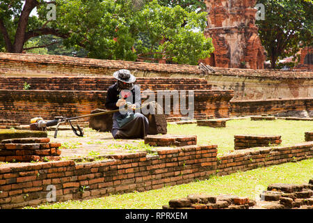 Die Arbeiter von Ayutthaya sehr bedeckt, die Sonne zu vermeiden. Die Stadt wurde 1350 von König U-Thong gegründet und machte es zur Hauptstadt seines Königreiches, oft referre Stockfoto