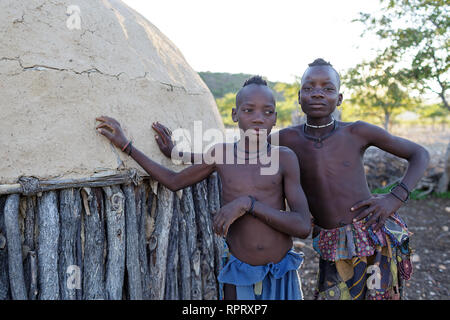 Himba Jungen außerhalb der Hütte, Epupa, Namibia, Afrika Stockfoto