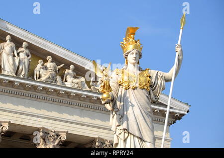 Pallas Athene, die Göttin der Weisheit hält einen Speer in der linken Hand und eine kleine Statue der Göttin Nike in ihrer rechten Hand Stockfoto