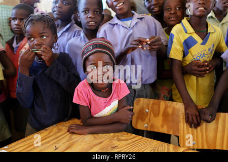 Kinder in einem überfüllten Klassenraum in einer Dorfschule, Namibia, Purros. Stockfoto