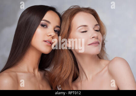 Natürliche Schönheit. Zwei unterschiedliche Mädchen, beauty portrait. Zwei junge schöne Frauen verschiedener Farbphasenanlage, östlichen und westlichen Typ Stockfoto