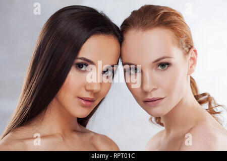 Natürliche Schönheit. Zwei unterschiedliche Mädchen, beauty portrait. Zwei junge schöne Frauen verschiedener Farbphasenanlage, östlichen und westlichen Typ Stockfoto