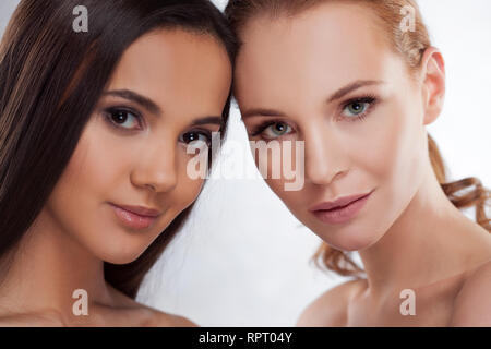 Natürliche Schönheit. Zwei unterschiedliche Mädchen, beauty portrait. Zwei junge schöne Frauen verschiedener Farbphasenanlage, östlichen und westlichen Typ Stockfoto