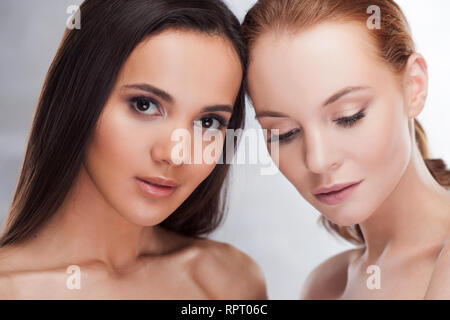 Natürliche Schönheit. Zwei unterschiedliche Mädchen, beauty portrait. Zwei junge schöne Frauen verschiedener Farbphasenanlage, östlichen und westlichen Typ Stockfoto