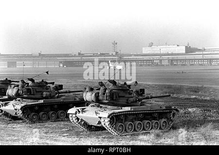 M-60 Kampfpanzer von Co.F, 40 Rüstung, Berlin Bde., durchmachen Trockenfeuern proficiency Training an zentralen Flughafen Tempelhof. Stockfoto