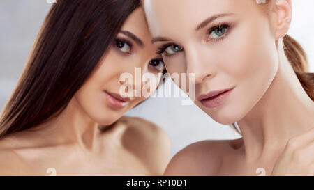 Natürliche Schönheit. Zwei unterschiedliche Mädchen, beauty portrait. Zwei junge schöne Frauen verschiedener Farbphasenanlage, östlichen und westlichen Typ Stockfoto