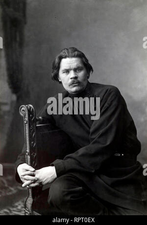 Portrait von Maxim Gorki im Sessel sitzt in einem dunklen Shirt. Stockfoto