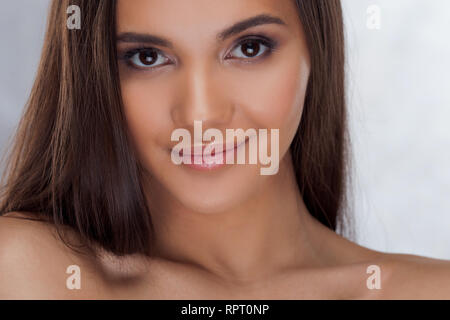 Junge hübsche Brünette. Beauty Portrait einer jungen schönen Frau mit wunderschönen und saubere Haut, Kosmetik und Haut health care Stockfoto