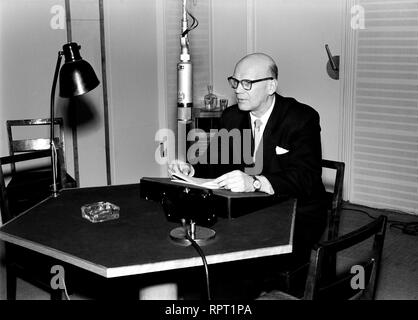 Präsidentschaftskandidat (später Präsident) Urho Kekkonen sprechen über das Radio, 1956. YLE Stockfoto