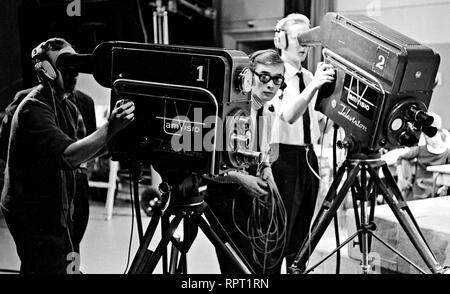 Der Bediener der Kamera Kauno tamvision Peltola, Studio Director Raimo Mikkola und Bediener der Kamera Tuomo Kurikka Film eine Fernsehsendung an Frenckell's Studio in Tampere. Stockfoto