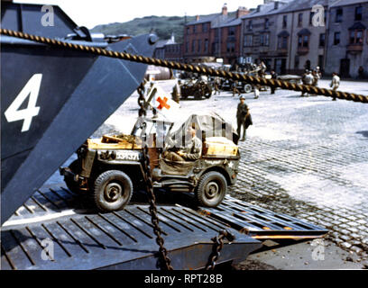 Jeeps in die offenen Türen eines L.C.T. zu einem Hafen in Großbritannien in Vorbereitung auf D-Day angetrieben wird. Stockfoto