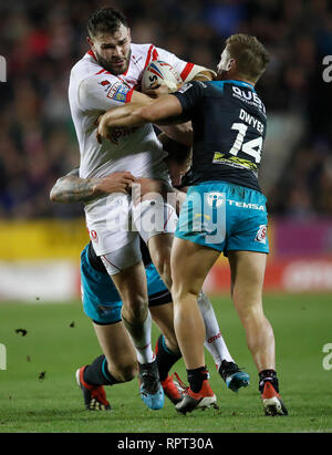 St Helens Saints' Alex Walmsley ist von Leeds Rhinos Mikolaj Oledzki (links) und Leeds Rhinos Brad Dwyer (rechts), während der Betfred Super League Match an der völlig Gottlosen Stadion, St Helens angegangen. Stockfoto