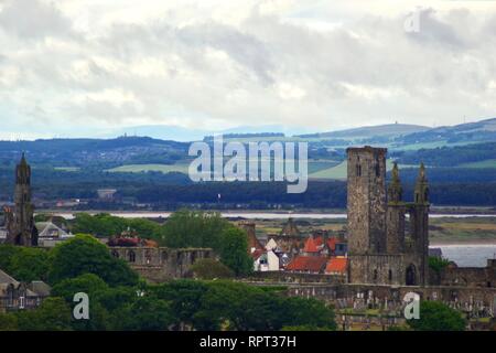 Morgen an einem klaren Sommertag mit Iconic die Ruine von St. Andrew's Cathedral. Fife, Schottland, Großbritannien Stockfoto