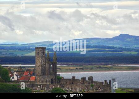 Morgen an einem klaren Sommertag mit Iconic die Ruine von St. Andrew's Cathedral. Fife, Schottland, Großbritannien Stockfoto