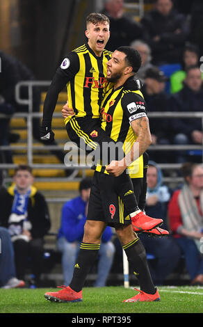 Die watford Gerard Deulofeu (links) feiert das zweite Ziel seiner Seite des Spiels mit Team scoring-mate Troy Deeney während der Premier League Match in Cardiff City Stadium. Stockfoto