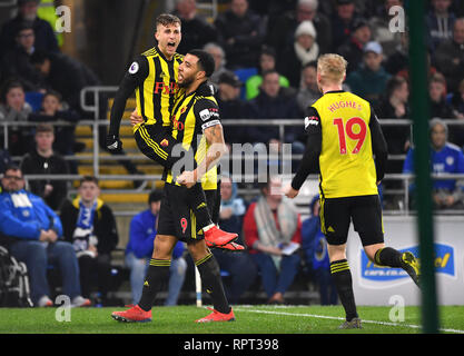 Die watford Gerard Deulofeu (links) feiert das zweite Ziel seiner Seite des Spiels mit Teamkollegen Troy Deeney und Hughes (rechts) während der Premier League Match in Cardiff City Stadium zählen. Stockfoto