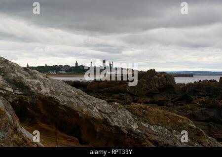 St Andrews, mit der berühmten Kathedrale Ruine aus der felsigen Ufer an einem bewölkten Tag. Fife, Schottland, Großbritannien. Stockfoto