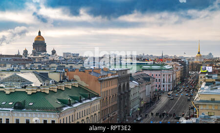 Isaacs Kathedrale in St. Petersburg bei Sonnenuntergang, Admiralty Building, Winter, scheint die Sonne durch die Wolken, die Stadt Panorama, ein klares Wetter, Sonnenschein Stockfoto