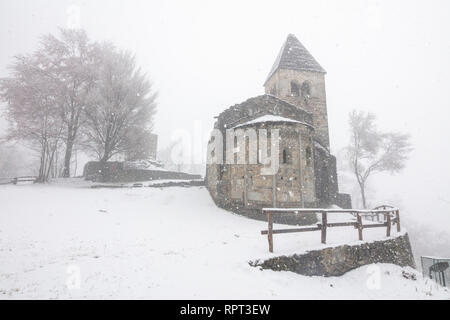 Abtei von San Pietro in Vallate während einem Schneefall, Piagno, Sondrio Provinz, Valtellina, Lombardei, Italien Stockfoto