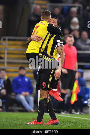 Die watford Gerard Deulofeu (links) feiert dritten Ziel seiner Seite des Spiels mit Team scoring-mate Troy Deeney während der Premier League Match in Cardiff City Stadium. Stockfoto