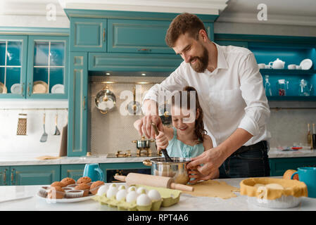 Vater lehrt Kind zu kochen Stockfoto