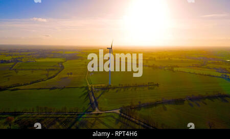 Luftbild einer Windkraftanlage in einem Feld, Joue sur Erdre, Frankreich Stockfoto