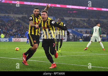 Die watford Troy Deeney (links) feiert vierten Ziel seiner Seite des Spiels mit Team scoring-mate Gerard Deulofeu während der Premier League Match in Cardiff City Stadium. Stockfoto