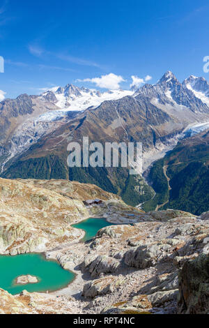 Blick auf den Lac Blanc und Zuflucht im Sommer, Chamonix erhöhten, Haute Savoie, Frankreich Stockfoto