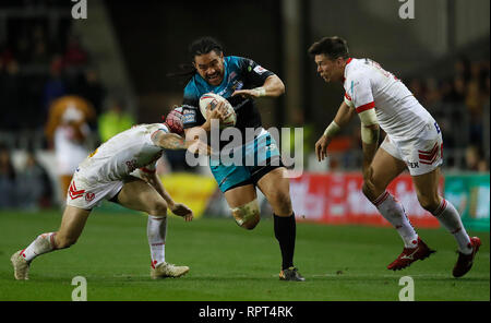 Leeds Rhinos" Konrad Hurrell durch St Helens Heiligen Theo Fages (links) und Louie Mc Carthy-Scarsbrook (rechts) während der Betfred Super League Match an der völlig Gottlosen Stadion, St Helens angegangen. Stockfoto