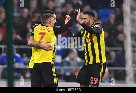 Die watford Gerard Deulofeu (links) feiert dritten Ziel seiner Seite des Spiels mit Teamkollegen während der Premier League Match in Cardiff City Stadium zählen. Stockfoto