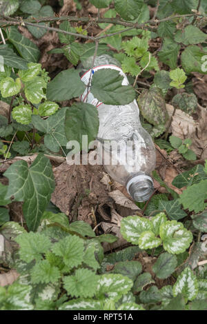 Plastik Müll in die Landschaft. Konzept der UK Kunststoff Umweltverschmutzung. Stockfoto