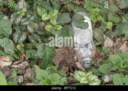 Plastik Müll in die Landschaft. Konzept der UK Kunststoff Umweltverschmutzung. Stockfoto